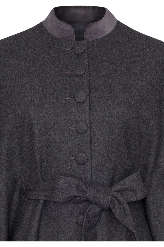 Damen Trachtencape mit Wolle Mia san Tracht. D262 6008 GABI in 1903-ANTHRAZIT - Vorderansicht Detail oben