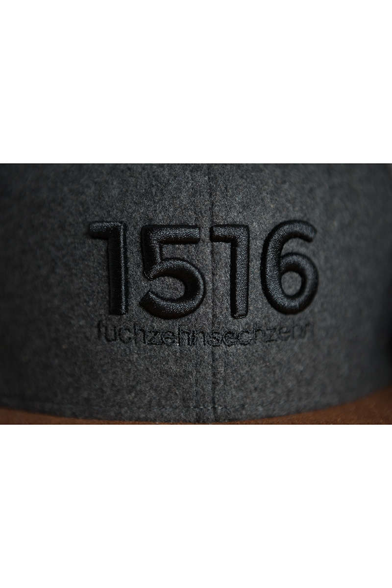 Snapback Cap '1516' anthrazit mit schwarzer Stickerei Bild 2
