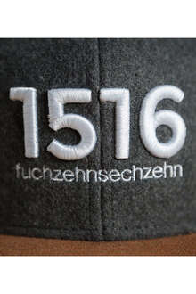 Snapback Cap '1516' anthrazit mit weier Stickerei