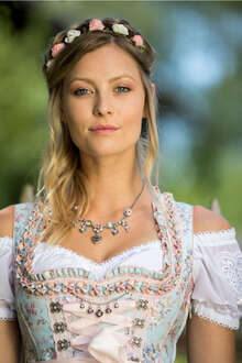 Dirndl Carmenbluse mit Herzstickerei wei