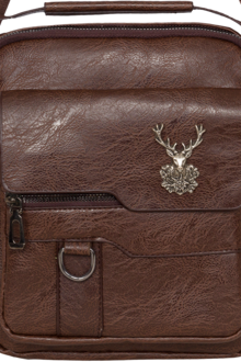 Crossbody Tasche mit Hirschkopf Emblem und Reiverschlussfchern braun