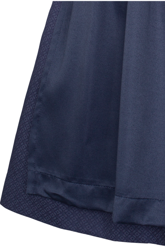 Kinder Veloursdirndl Trachten Deiser MK262 2024 ELISA in 1595-TAUBENBLAU - Vorderansicht Detail unten